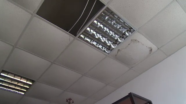 Caz unic intr-un bloc din Dambovita: canalizarea e la etajul 1 si mizeria curge pe perete. Locatarii traiesc de 6 ani asa