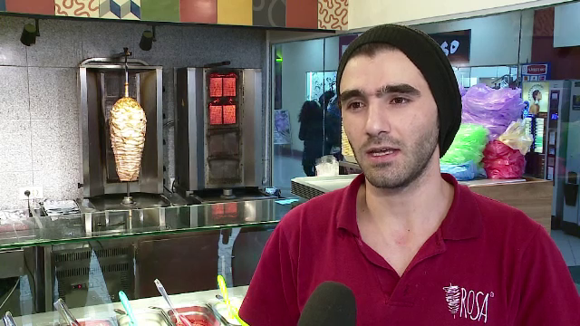 Concluzia unui patron din Cluj, dupa ce a angajat doi refugiati la shaormerie: "Sunt foarte integrati, harnici"