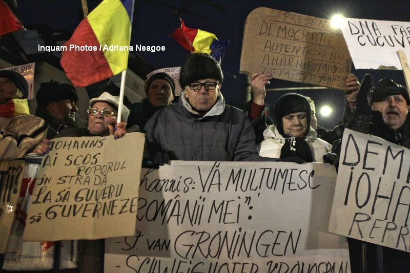 300 de oameni la Cotroceni, in a sasea zi de protest: "Luptam, luptam, guvernu-l aparam". La 21:00 au plecat acasa