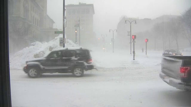 SUA se confrunta cu cel mai puternic viscol din acest sezon. Mii de zboruri anulate si oameni sfatuiti sa nu iasa cu masina