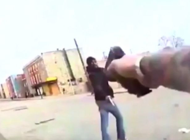 Adolescent de culoare, impuscat mortal de un politist, dupa ce l-a amenintat cu arma. Faptele de care era acuzat. VIDEO