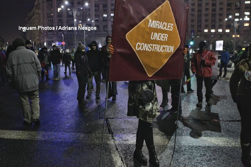 Proteste in Piata Victoriei, ziua 11. 6.000 de oameni au infruntat gerul si au cerut demisia Guvernului: "We are back"