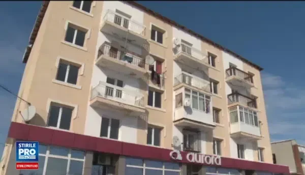 Caz unic intr-un bloc din Dambovita: canalizarea e la etajul 1 si mizeria curge pe perete. Locatarii traiesc de 6 ani asa