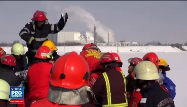 Centura Ploiestiului, blocata 2 ore dupa ce un camion incarcat cu sare s-a rasturnat. SMURD a intervenit cu un elicopter