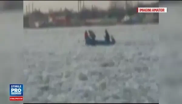 Situatie disperata pentru oamenii din Delta Dunarii. Trei barbati, filmati in timp ce incearca sa traverseze fluviul inghetat