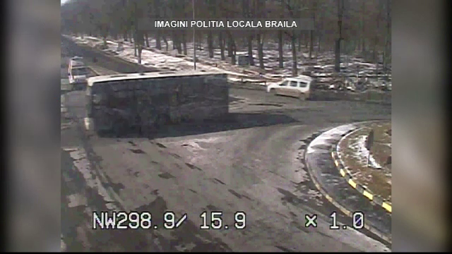 Ambulanta aflata in misiune, implicata intr-un accident provocat de soferul unui autobuz. Imaginile surprinse de camere