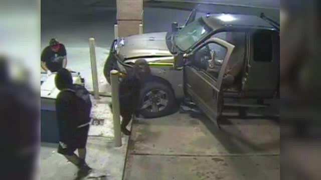 Jaf incheiat prost pentru trei tineri din SUA. Au vrut sa sparga usa unui ATM, insa s-au facut de ras