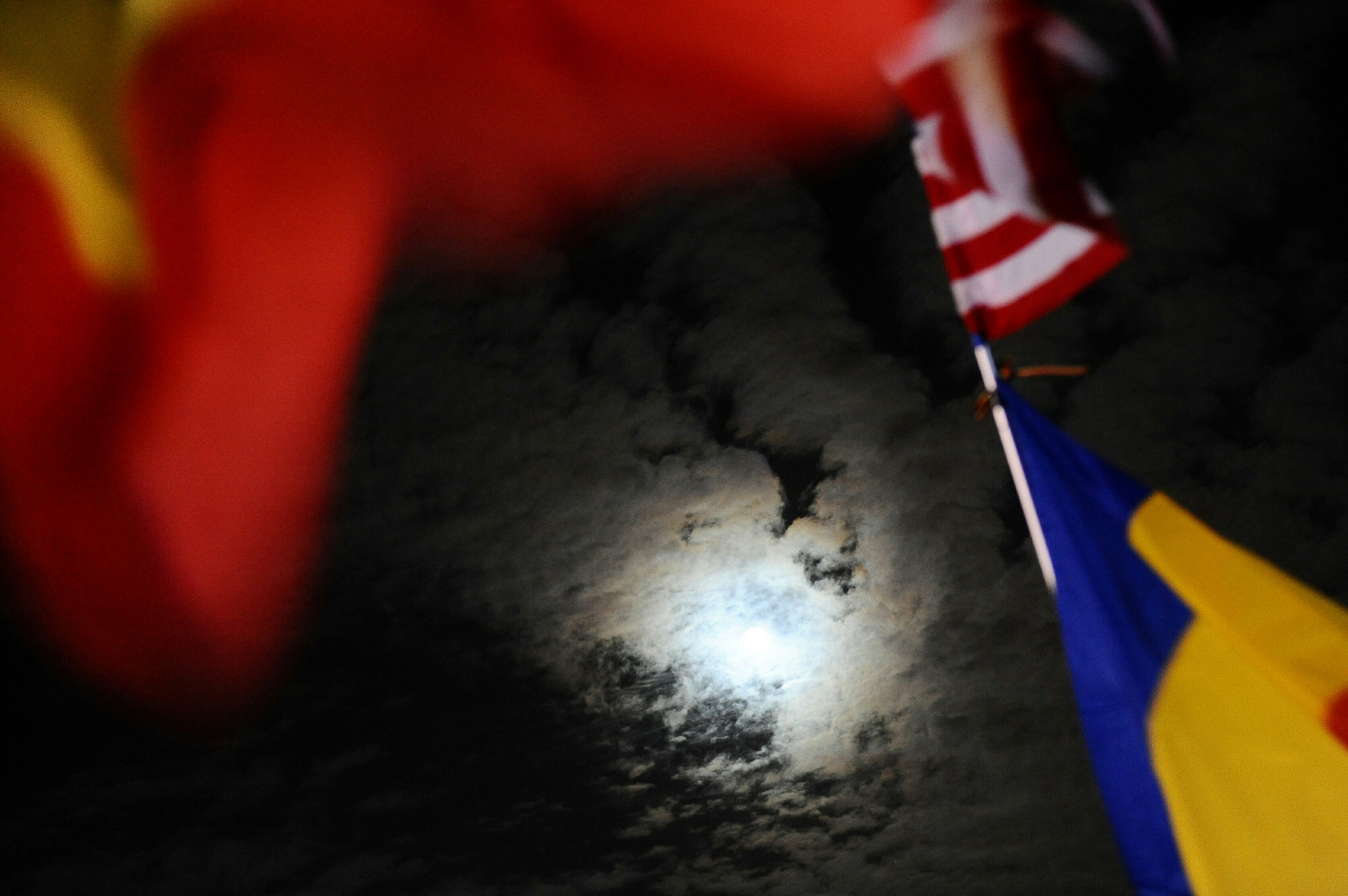 Proteste in Piata Victoriei, ziua 12. 3.000 de oameni au cerut demisia Guvernului si au facut o hora la lumina telefoanelor