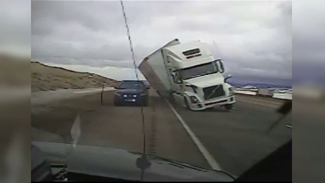 Camion rasturnat peste o masina a politiei. Vantul a atins si 150 de kilometri pe ora pe o autostrada din America