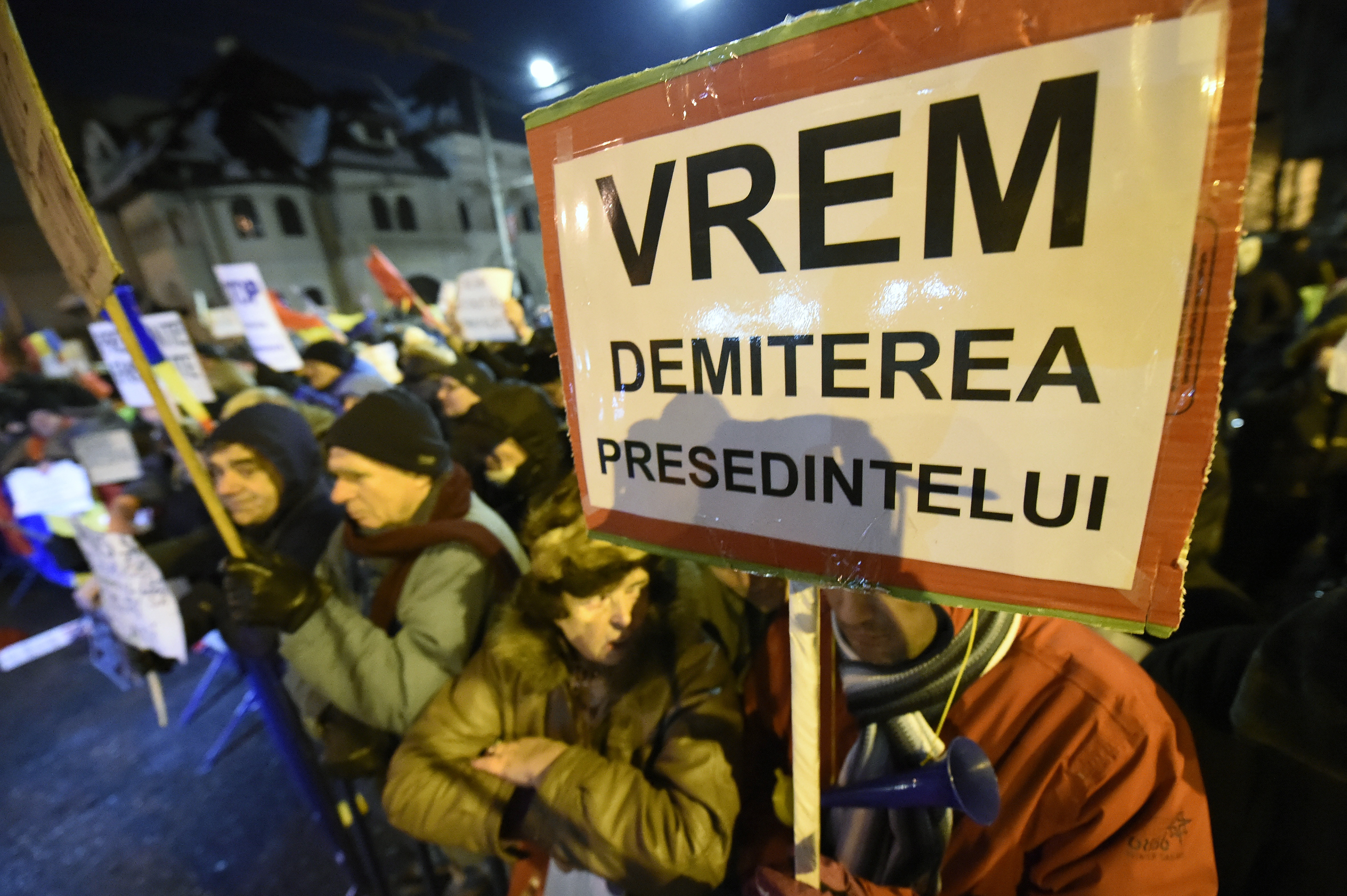 A saptea zi de proteste la Cotroceni. Peste 100 de persoane au cerut demisia presedintelui Iohannis