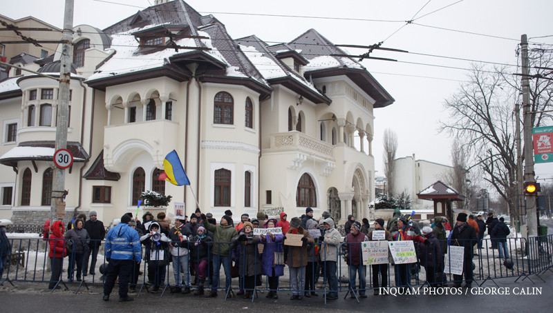A opta zi de proteste la Cotroceni. O mie de persoane s-au adunat din nou si cer demisia presedintelui Iohannis