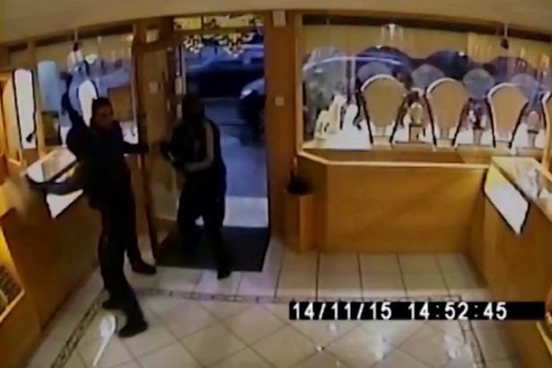 Le-a luat doar 10 secunde sa fure bijuterii de 20.000 de lire. Seria de greseli care le-a adus politia direct la usa casei