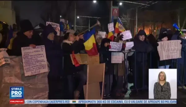 300 de oameni la Cotroceni, in a sasea zi de protest: Luptam, luptam, guvernu-l aparam. La 21:00 au plecat acasa