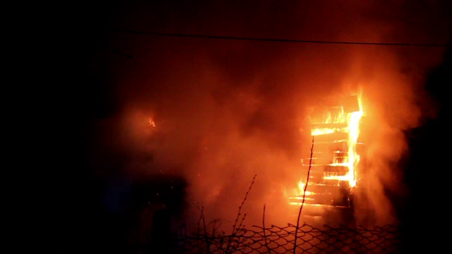 Un barbat de 25 de ani s-a certat cu sotia sa si a dat foc locuintei in care stateau 6 persoane. In ce stare se afla