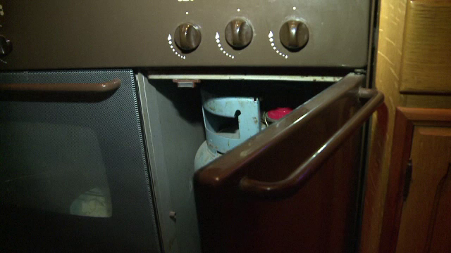 Batrana de 76 de ani si fiul ei, de 54, gasiti decedati in propria casa. Vecin: "Butelia a scos gaze, era cam neglijent"