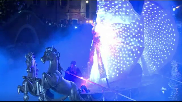 Carnavalul de la Venetia, splendoare de muzica si costume fosforescente. Turistii au fost captivati de extravaganta