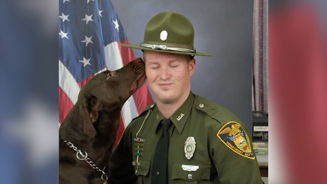 O fotografie oficiala a unui ofiter american a ajuns virala pe internet. Ce a facut cainele sau in loc sa stea la poza