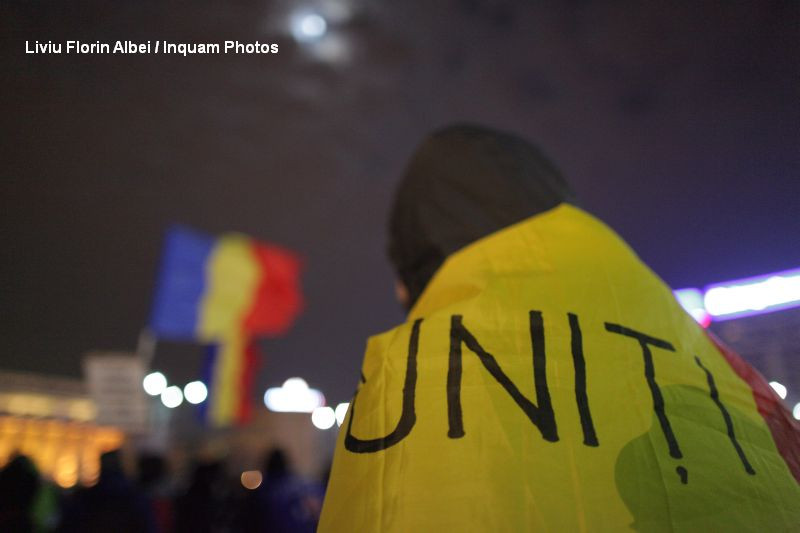 Ziua 13 de proteste in Piata Victoriei. Peste 30.000 de oameni au format un "tricolor uman" in fata Guvernului