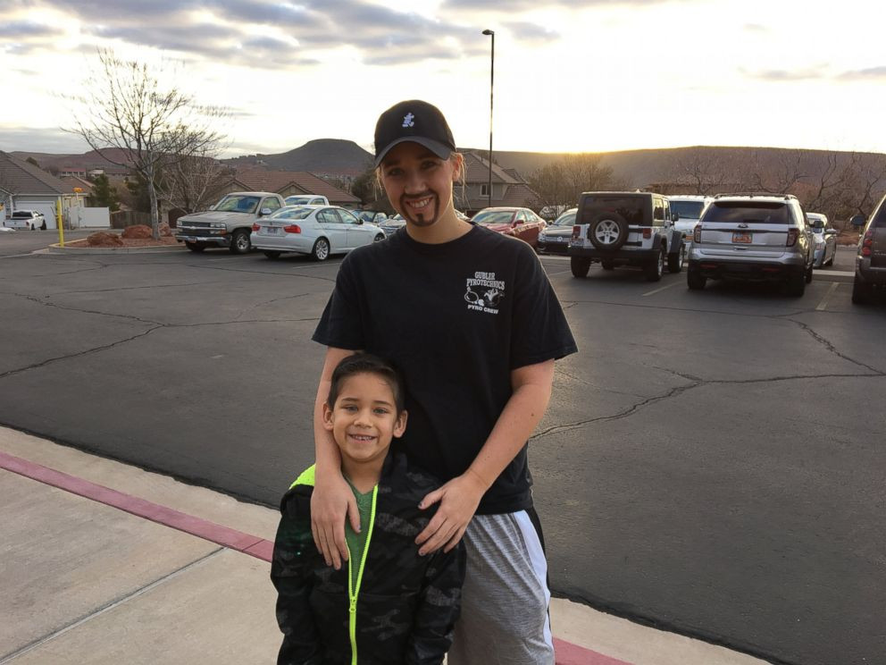 Gestul facut de o mama singura pentru baietelul ei de cinci ani. De ce s-a dus la scoala cu barba si in haine de barbat