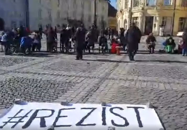 Romanii au iesit in strada in marile orase ale tarii, dar si la Paris si Berlin. Protest cultural, in centrul Sibiului