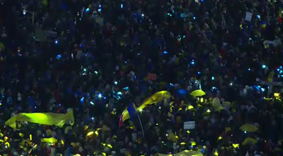 proteste piata victoriei ziua 13 Tricolor uman