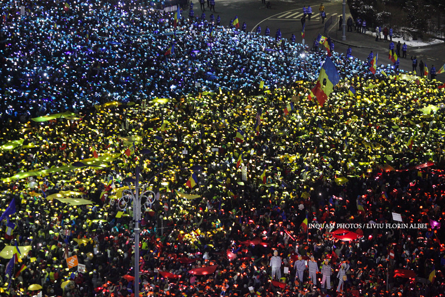 Cateva mii de oameni au manifestat pentru sustinerea DNA. La Bucuresti, actiunea s-a incheiat cu intonarea imnului national