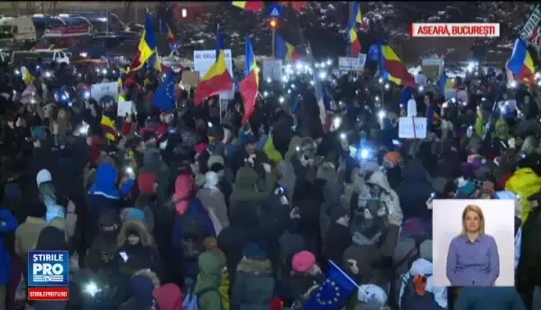Proteste in Piata Victoriei, ziua 12. 3.000 de oameni au cerut demisia Guvernului si au facut o hora la lumina telefoanelor