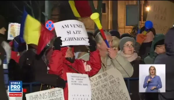 A saptea zi de proteste la Cotroceni. Peste 100 de persoane au cerut demisia presedintelui Iohannis