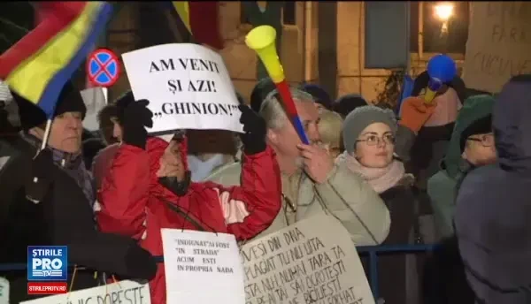 A opta zi de proteste la Cotroceni. O mie de persoane s-au adunat din nou si cer demisia presedintelui Iohannis