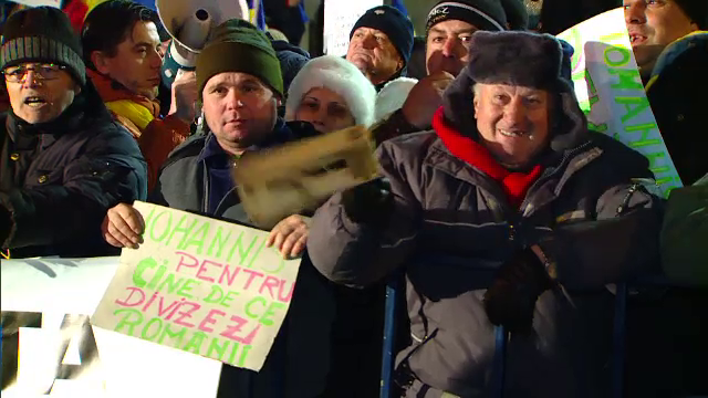 Proteste la Cotroceni: "Solutia e clara: domnul Iohannis sa medieze acest conflict." Un barbat a scandat "Jos Guvernul"