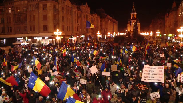 Protestatarii din toata tara cer demisia Guvernului. Tricolorul uman facut la Iasi, asemenea celui de la Bucuresti