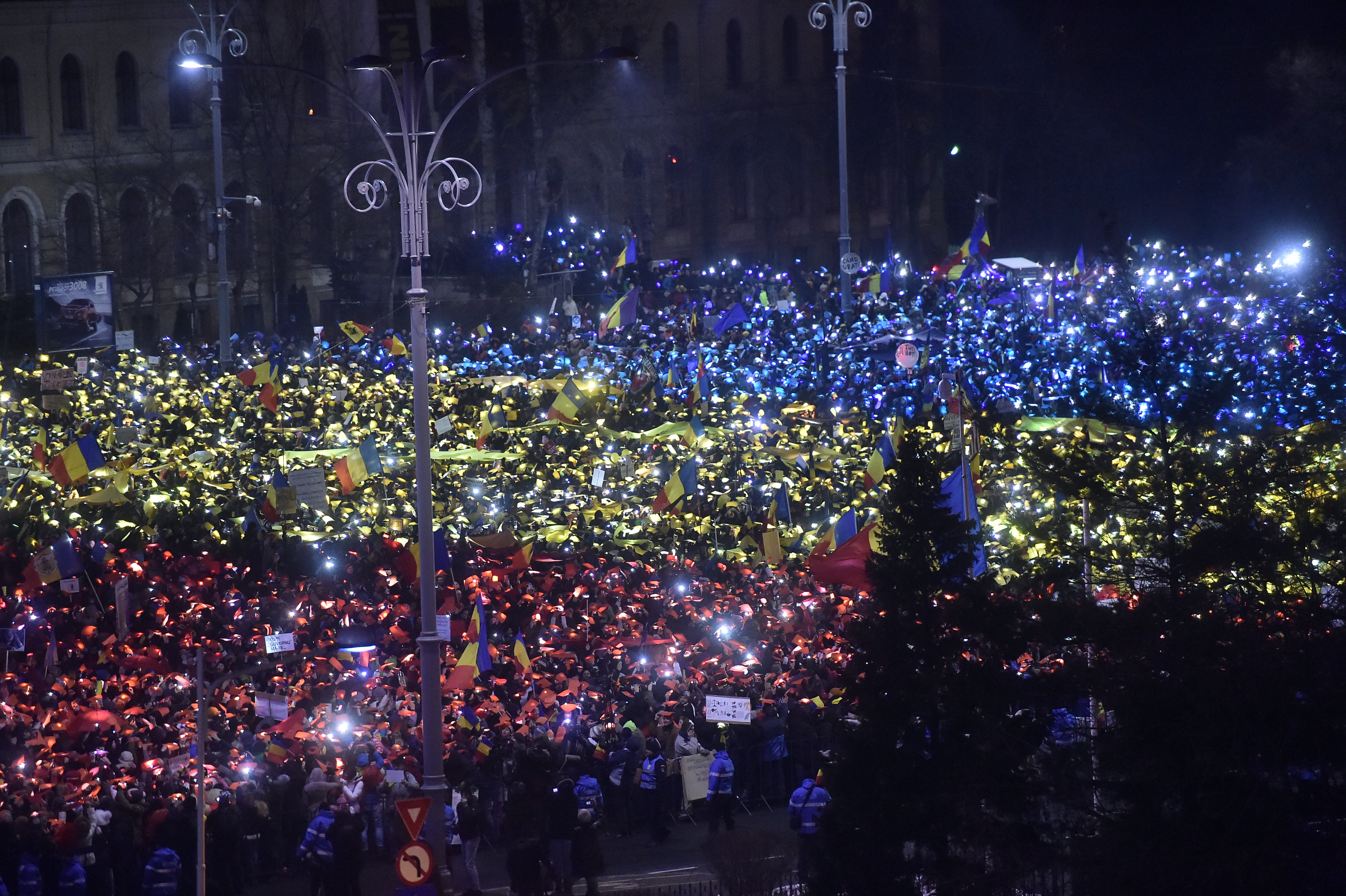 Presa externa a prezentat pe larg a 13-a zi de proteste in Piata Victoriei si momentul tricolorului. Gestul Gabrielei Firea
