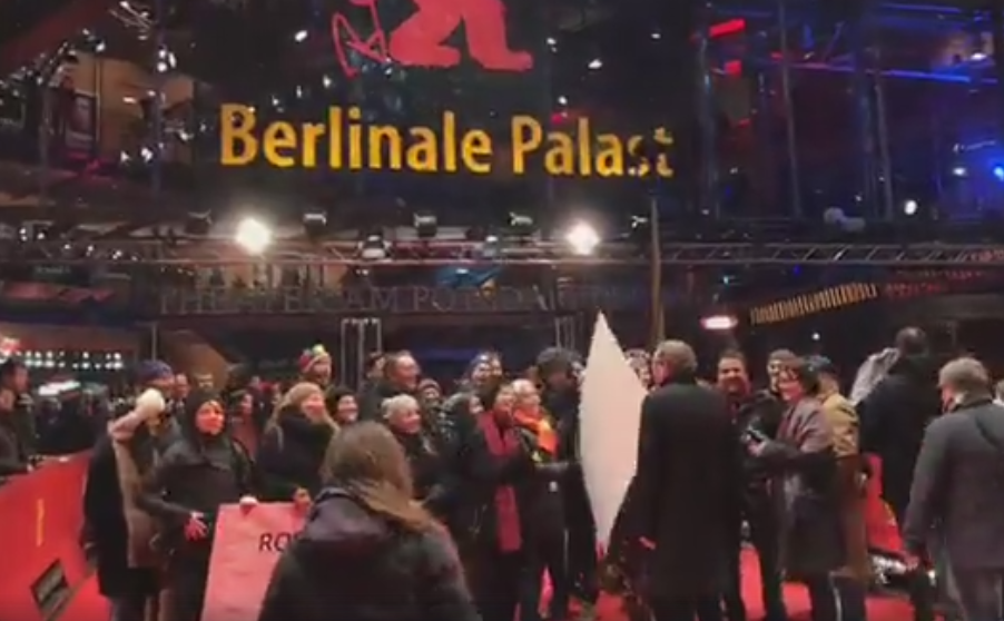 Reprezentantii cinematografiei romanesti au protestat pe covorul rosu al Berlinalei. Pancartele afisate de acestia