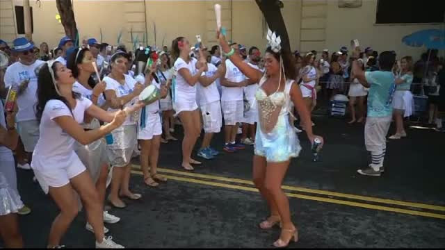 La Rio de Janeiro s-a deschis "sezonul" petrecerilor de cartier. Cum se distreaza localnicii inaintea faimosului carnaval