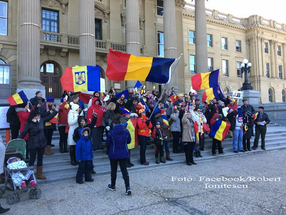 Zeci de oameni au protestat in Canada, in semn de solidaritate cu manifestatiile din Romania. "Ramaneti in strada, luptati"