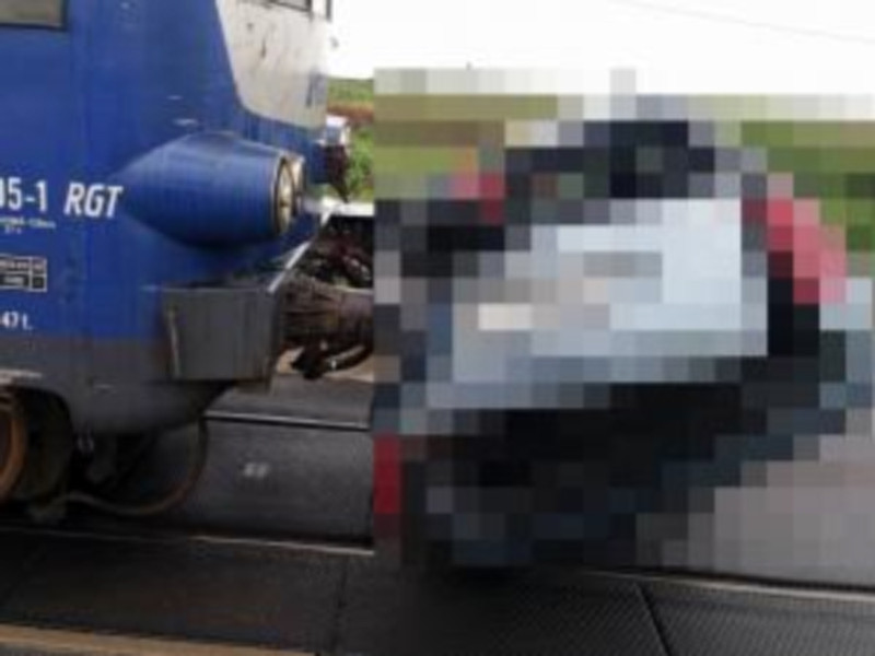 Masina de politie, lovita in plin de tren in timp ce traversa calea ferata. Ce s-a intamplat cu agentul din automobil