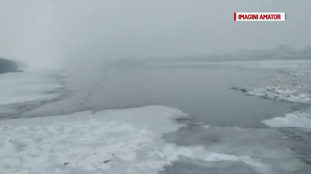 Situatie disperata pe Dunare, in zona Calarasi. 40 de nave sunt blocate din cauza sloiurilor de gheata