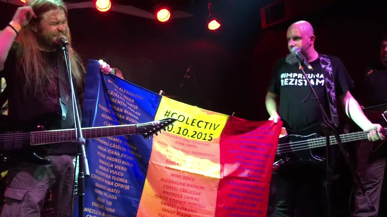 Moment emotionant la concertul trupei LOST. Numele celor 64 de victime din Colectiv, scrise pe drapelul national. VIDEO