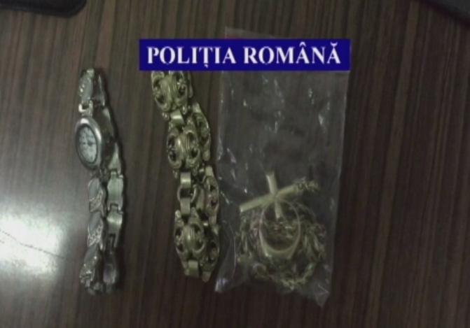 Politistii au descins in locuintele a cinci tineri din Tg. Mures, care au dat 9 spargeri intr-o luna. Ce au gasit acasa la ei