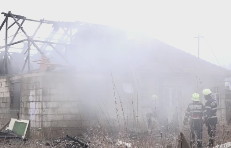 O fetita de un an si 2 luni a murit dupa ce tavanul s-a prabusit peste patutul ei in timpul unui incendiu. Unde era mama ei