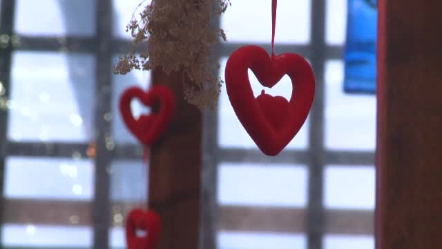 Ce-si doresc romanii de Ziua Indragostitilor. Vanzarile magazinelor si restaurantelor au crescut ca in povesti