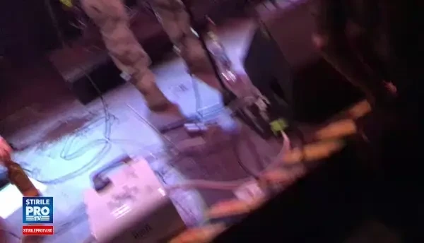 Moment emotionant la concertul trupei LOST. Numele celor 64 de victime din Colectiv, scrise pe drapelul national