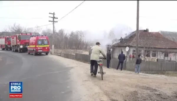 O fetita de un an si 2 luni a murit dupa ce tavanul s-a prabusit peste patutul ei in timpul unui incendiu. Unde era mama ei