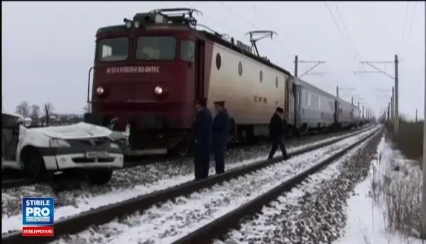 Masina de politie, lovita in plin de tren in timp ce traversa calea ferata. Ce s-a intamplat cu agentul din automobil