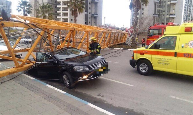O macara uriasa s-a prabusit in centrul unui oras din Israel, peste oameni si masini. VIDEO cu momentul caderii utilajului