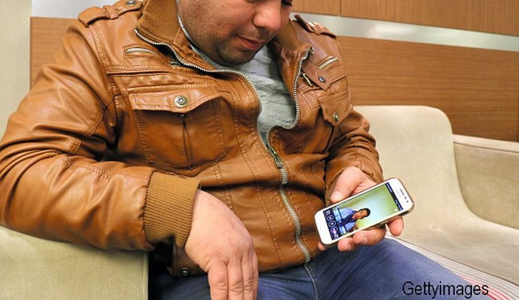 A angajat un asasin pentru a-i omori sotia si fiica, dar a esuat lamentabil. Cui i-a dezvaluit planul, din greseala