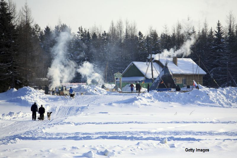 Un caine a salvat un baietel de doi ani, abandonat pe prispa casei de mama. Copilul a stat doua zile, la minus 12 grade