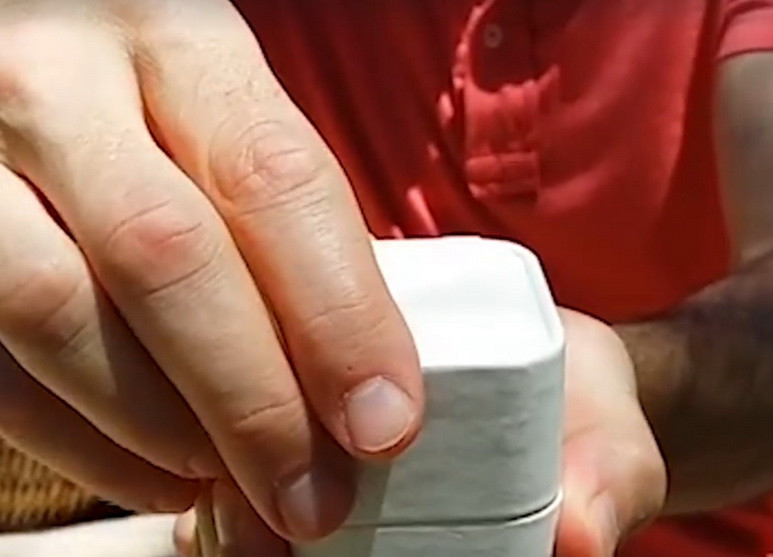 FARSA de Valentine's Day dementiala! Ce se afla in aceasta cutie: "Asa ramai singur pentru totdeauna!"