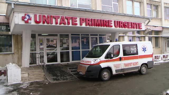 Moarte suspecta in Iasi. O fetita de 3 ani a fost gasita tinand-o de mana pe mama sa, care era fara suflare