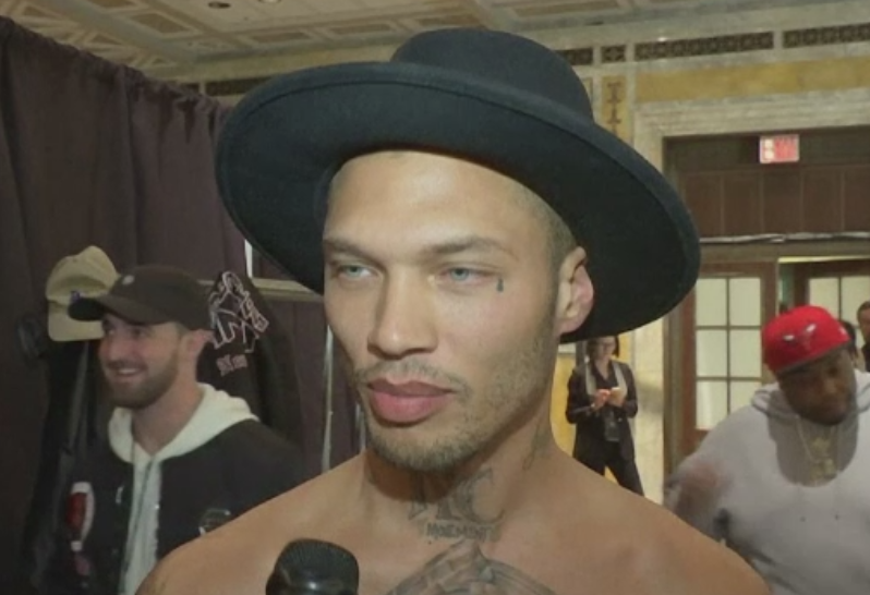 "Detinutul sexy" devenit celebru dupa arestarea sa a debutat in meseria de model. Madonna l-a admirat din primul rand